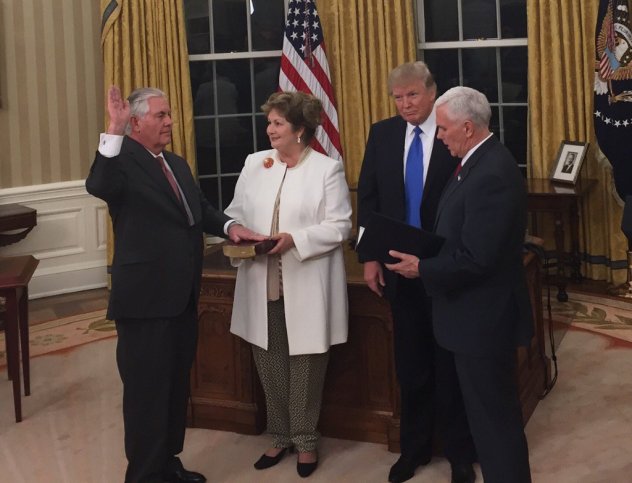 tillerson_sworn_in